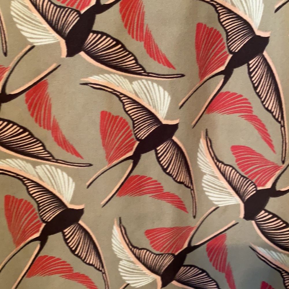 Apt 9 gorgeous sheer bird motif shell. Unique back - Picture 3 of 8